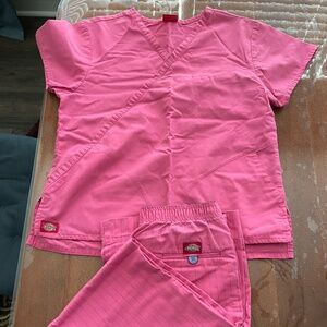Dickies women's Scrubs, Mock Wrap Set Pink Size XS